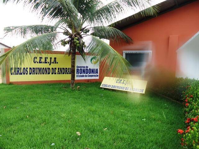 Moradores refugam água da Caerd e usam poço artesiano de escola em Cerejeiras