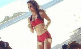 Fernanda Pontes exibe barriga chapada durante ensaio fotográfico