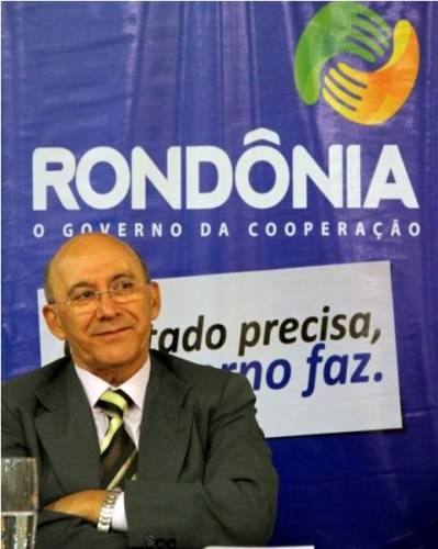 Sem saber o que fazer com presos, governador pede ajuda no Facebook