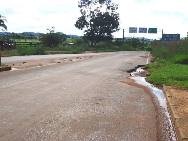 Caminhões pesados fazem estragos em avenidas de Colorado e Cerejeiras