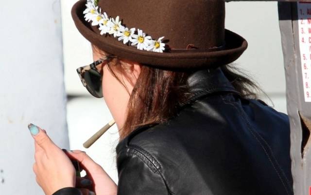 Filha de Demi Moore fuma cigarro suspeito no Coachella