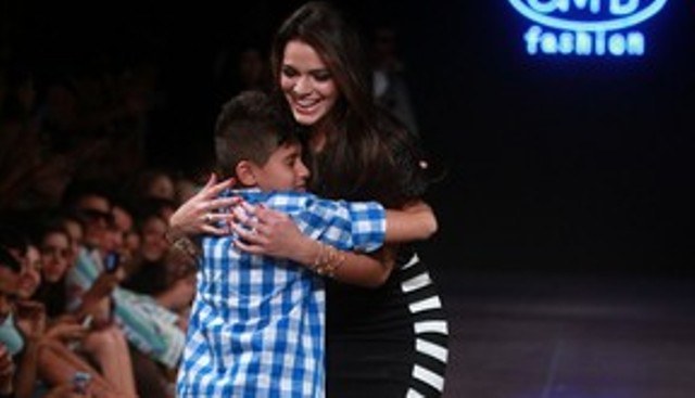 Bruna Marquezine é agarrada por fãs mirins na passarela