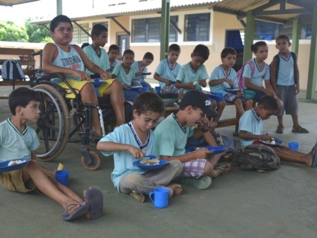 Cerejeiras: escola serve merenda em baldes e alunos comem sentados no chão
