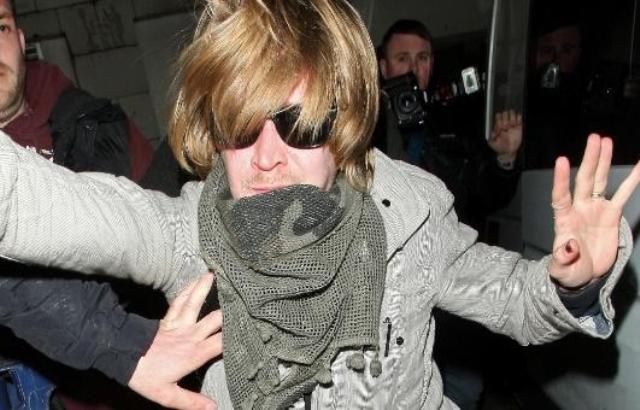 Macaulay Culkin xinga e empurra fotógrafos ao deixar casa noturna