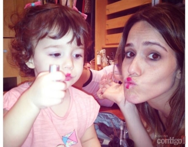 Fernanda Pontes brinca com a filha: “O primeiro batom a gente nunca esquece”