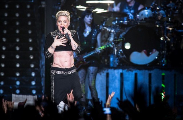 Doente, Pink cancela show na Inglaterra