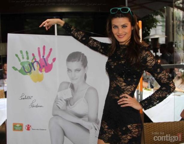  Isabelli Fontana usa vestido transparente em evento de São Paulo