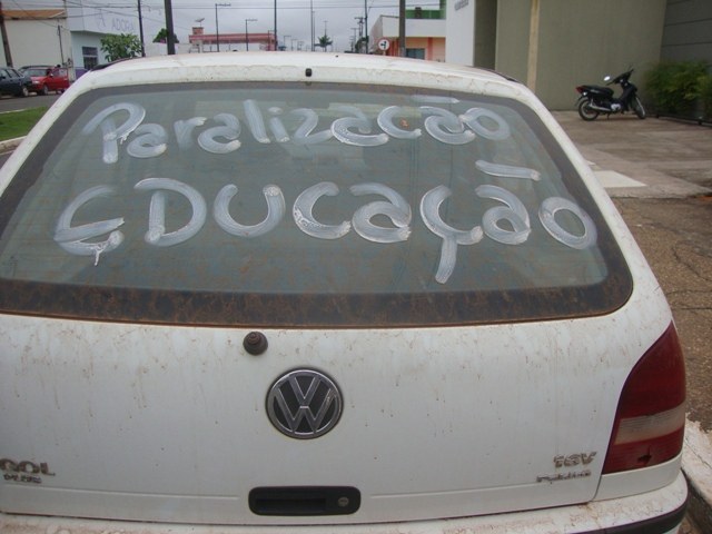 Cobrando benefícios, professores grevistas pagam mico com frase errada em carro
