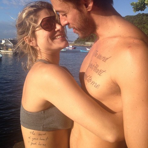 Priscila Fantin posa apaixonada e exibindo tatuagem igual a do marido