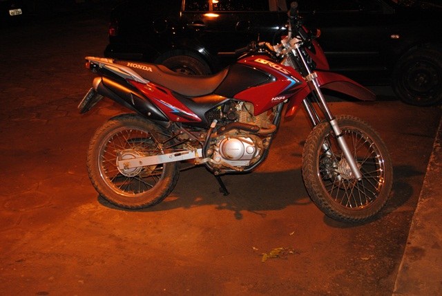 Homens armados rendem irmãos e roubam motocicleta na Assosset 
