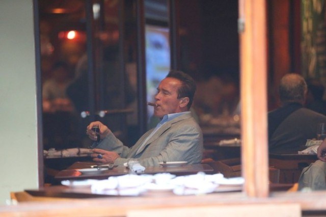 Arnold Schwarzenegger fuma charuto em cafeteria na Zona Sul do Rio