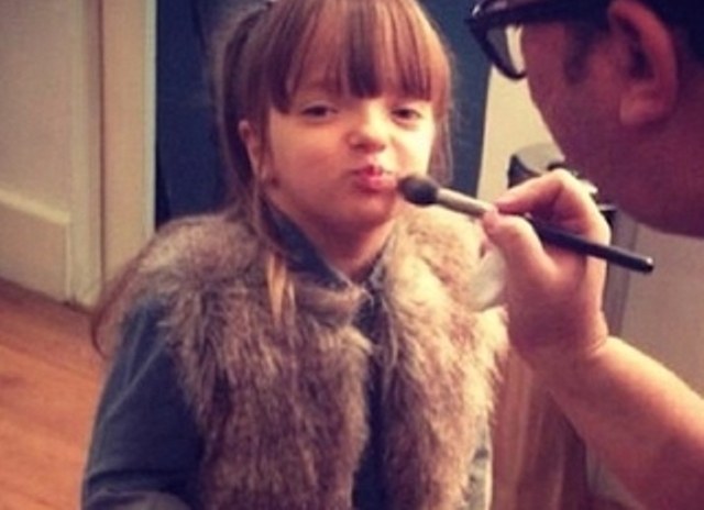 Rafaella Justus é maquiada para sessão de fotos com a mãe