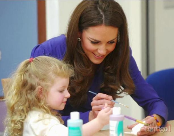 Grávida, Kate Middleton grava vídeo para crianças que vivem com limitações