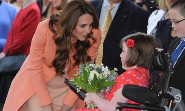 Grávida de seis meses, Kate Middleton visita centro psiquiátrico
