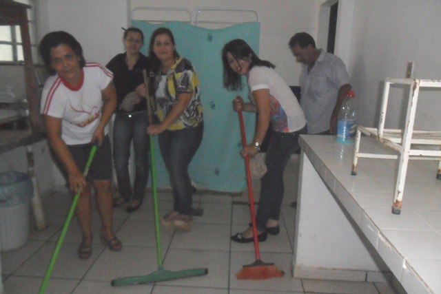 Vilhena: funcionários de posto de saúde dão exemplo e fazem faxina voluntária