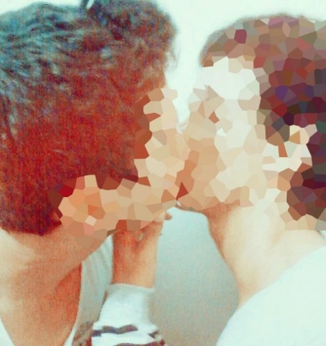 Rapazes vilhenenses assumem namoro com “beijo gay” no Facebook 