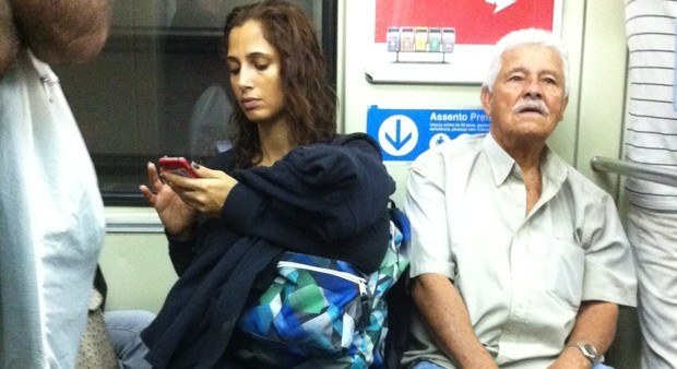 Camila Pitanga anda de metrô em São Paulo