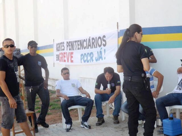 Cerejeiras: agentes penitenciários enfrentam motim dos presos e mantêm a greve