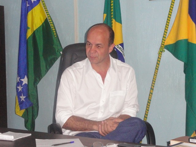 Arrecadação de Chupinguaia cai 40% e prefeito promete “cortar na própria carne”