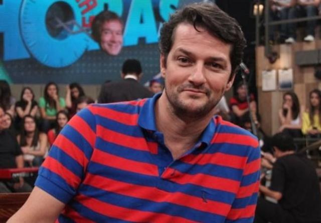  Para não confundir os filhos gêmeos, Marcelo Serrado colocou pulseira nos filho