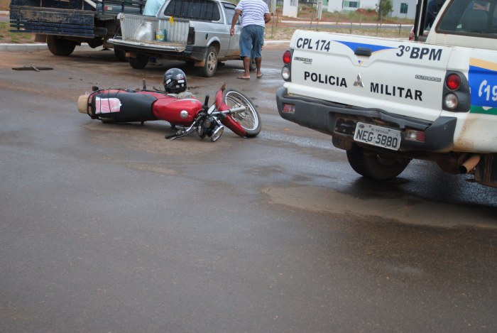  Choque entre motocicleta e picape no Jardim América deixa mulher ferida  