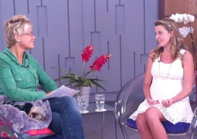 Xuxa recebe Debby Lagranha, grávida de sete meses, em sua casa