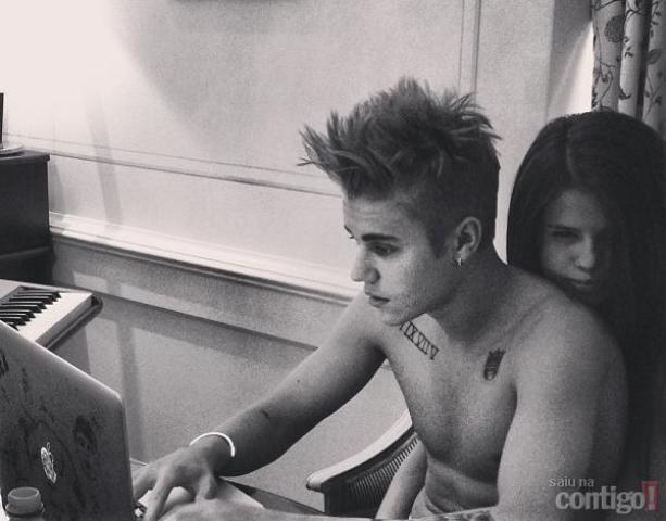 Selena Gomez conta à revista que é muito difícil namorar Justin Bieber