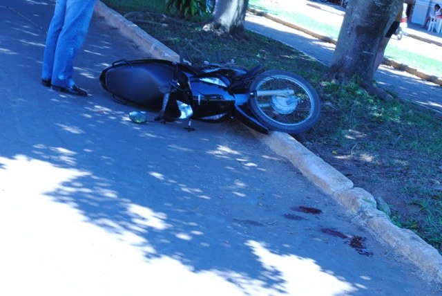 Mulher é atropelada por motociclista grávida ao cruzar a Avenida Paraná 