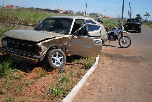 Sem habilitação e em carro com documentação irregular, mulher provoca acidente