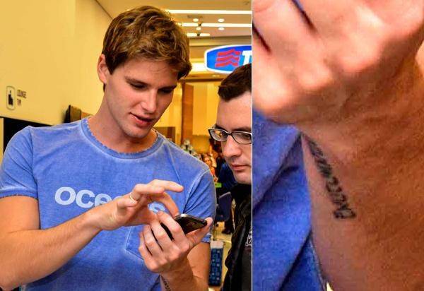 Jonatas Faro cobre tatuagem feita para Danielle Winits