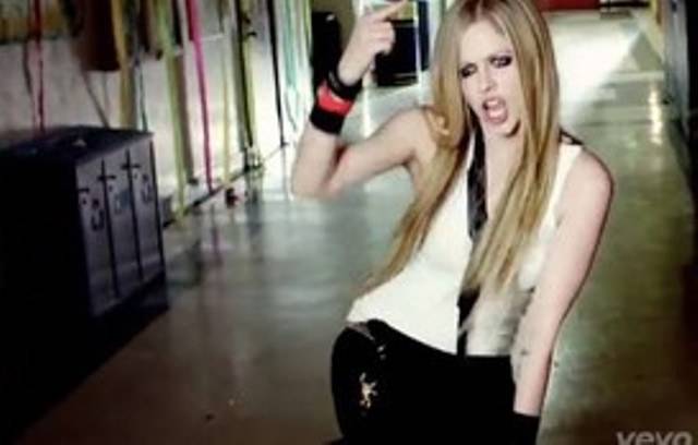 Avril Lavigne lança clipe usando figurino de 13 anos atrás
