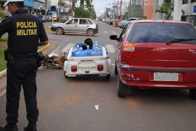 Veículo para para pedestre e é atingido por motocicleta no centro de Vilhena