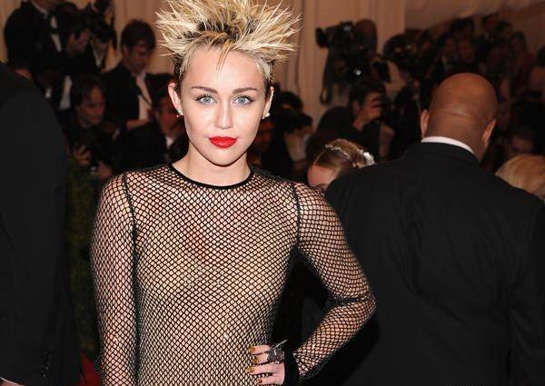Miley Cyrus é eleita a mulher mais sexy do mundo por revista masculina