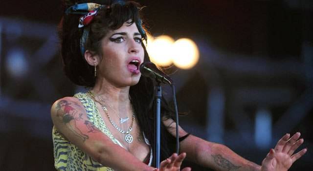Livro biográfico diz que Amy Winehouse tentou se matar pela primeira vez aos 10