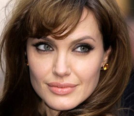 Angelina Jolie retira os seios para evitar câncer