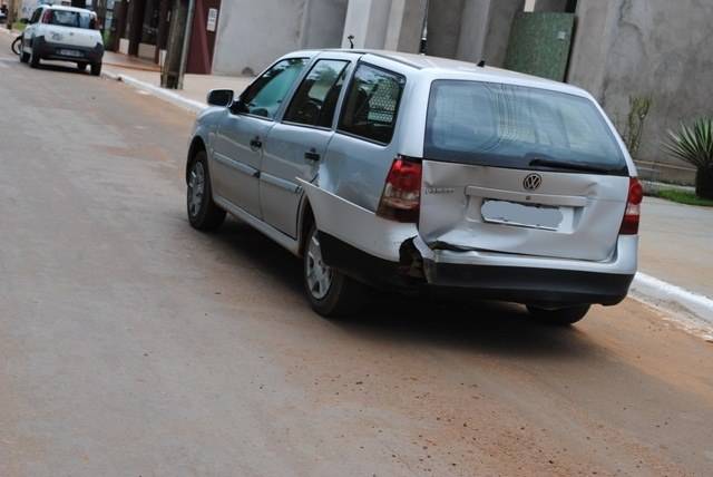 Pintor acerta viatura policial e, surpresa! Carro oficial é que estava irregular