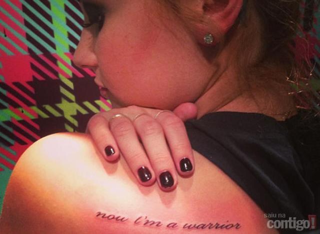 Demi Lovato faz nova tatuagem nas costas
