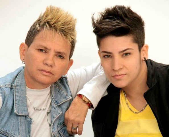 Dupla lésbica sertaneja As Bofinhas faz sucesso com meninas