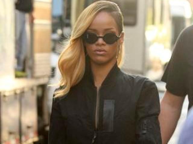  Rihanna é clicada em Nova York com os cabelos mais claros