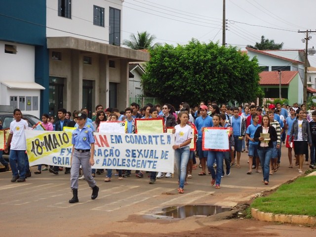 Estudantes de Cerejeiras fazem passeata em combate aos crimes sexuais