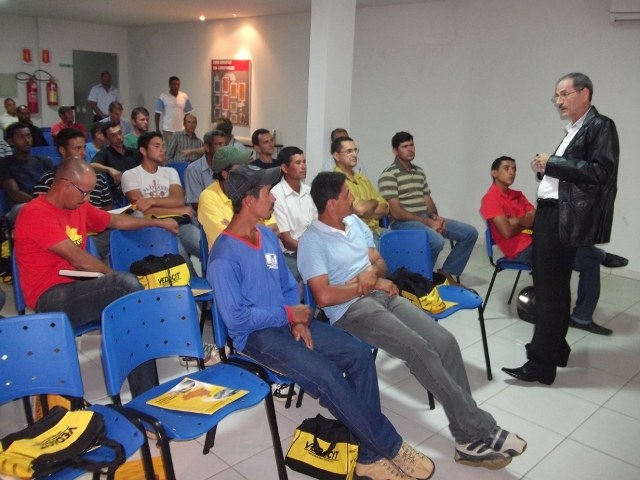 Palestra do Sebrae em loja vilhenense ensina sustentabilidade a construtores