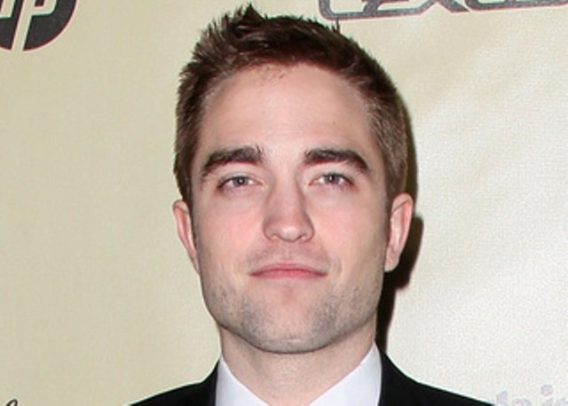 Robert Pattinson pega seus pertences na casa de Kristen Stewart