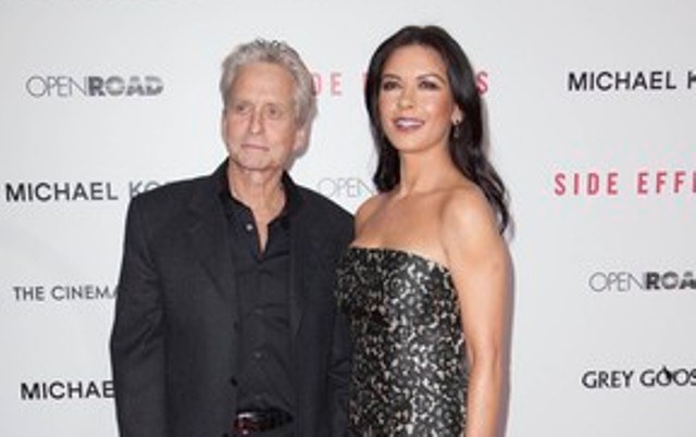 Catherine Zeta-Jones volta para casa depois de tratamento