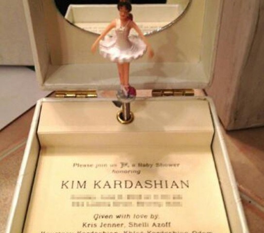 Convite do chá de bebê de Kim Kardashian é uma caixa de música