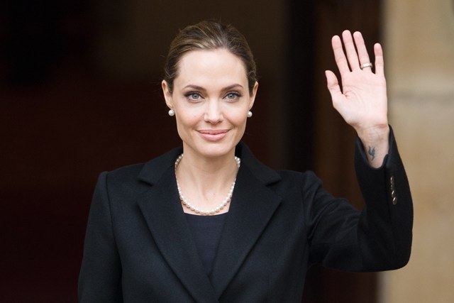 Tia de Angelina Jolie morre de câncer de mama