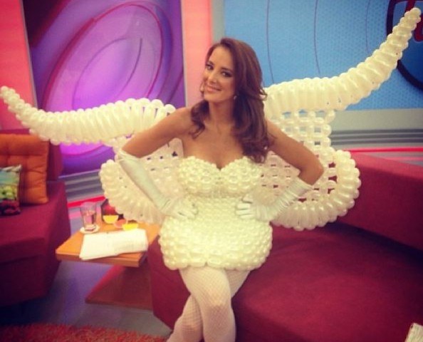 Ticiane Pinheiro posa usando vestido feito de balões