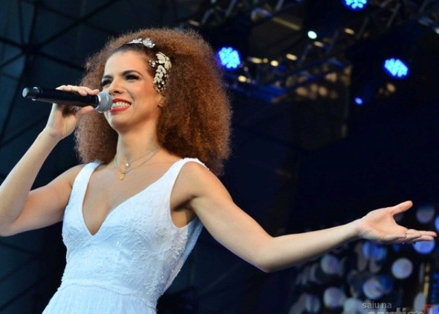 Vanessa da Mata chora ao cantar Falando de Amor