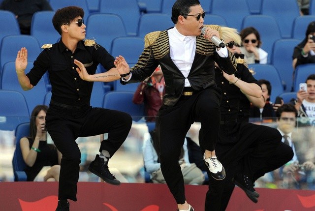 Psy é vaiado durante performance no intervalo da final da Copa Itália