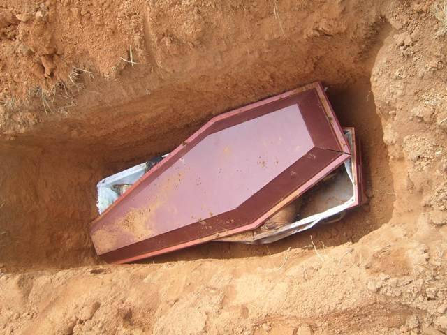 CADÁVER ABANDONADO ATRAI CURIOSOS A CEMITÉRIO