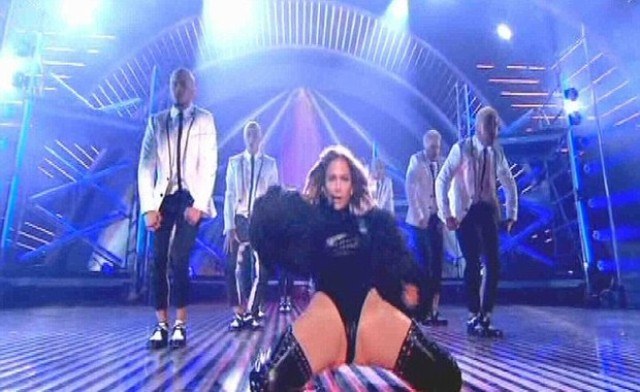 Jennifer Lopez usa look ousado em programa e recebe reclamações